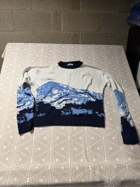 Men's Crewneck Sweater with Blue Mountain Motif